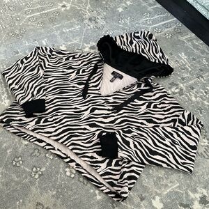 VS Cropped zebra print pullover